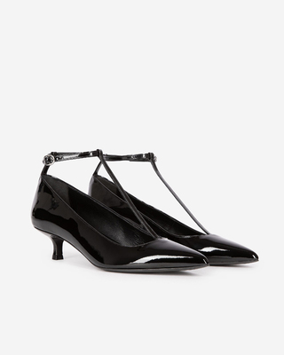 Heeled pumps with black strap
