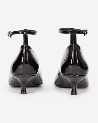 Heeled pumps with black strap