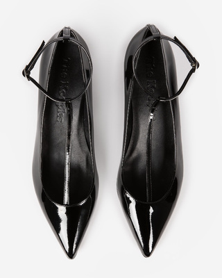 Heeled pumps with black strap