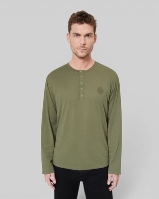 Green long-sleeved T-shirt