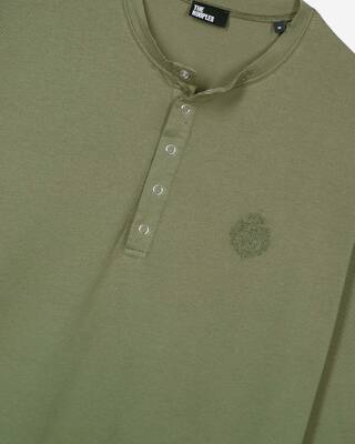 Green long-sleeved T-shirt