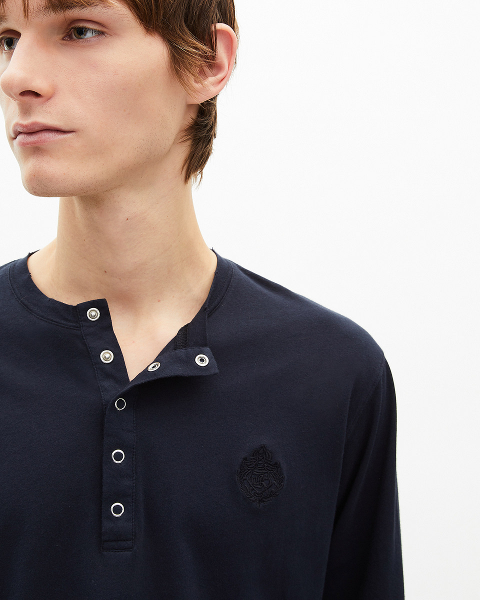 Long-sleeved navy T-shirt