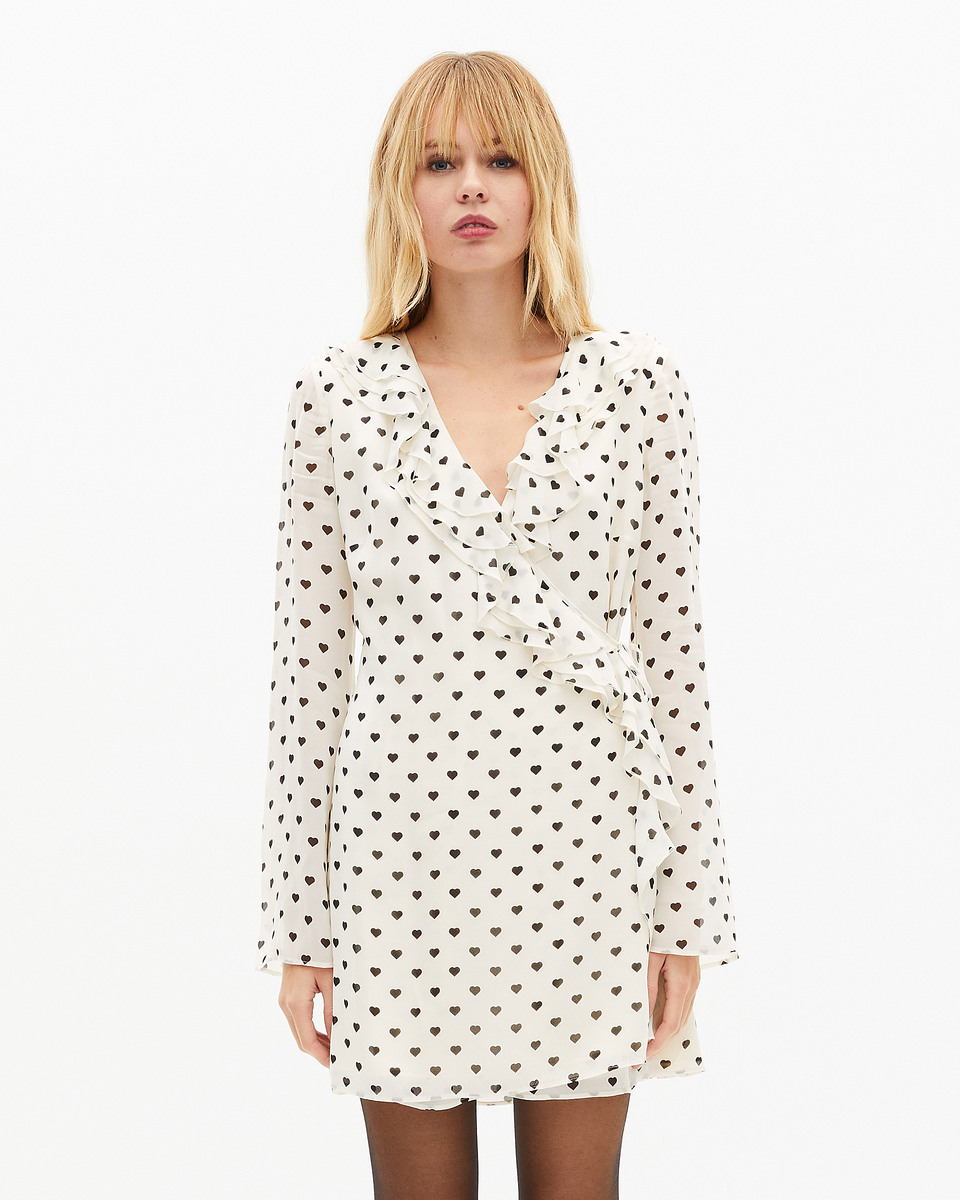Short wrap dress in ecru heart print