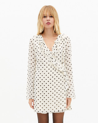 Short wrap dress in ecru heart print