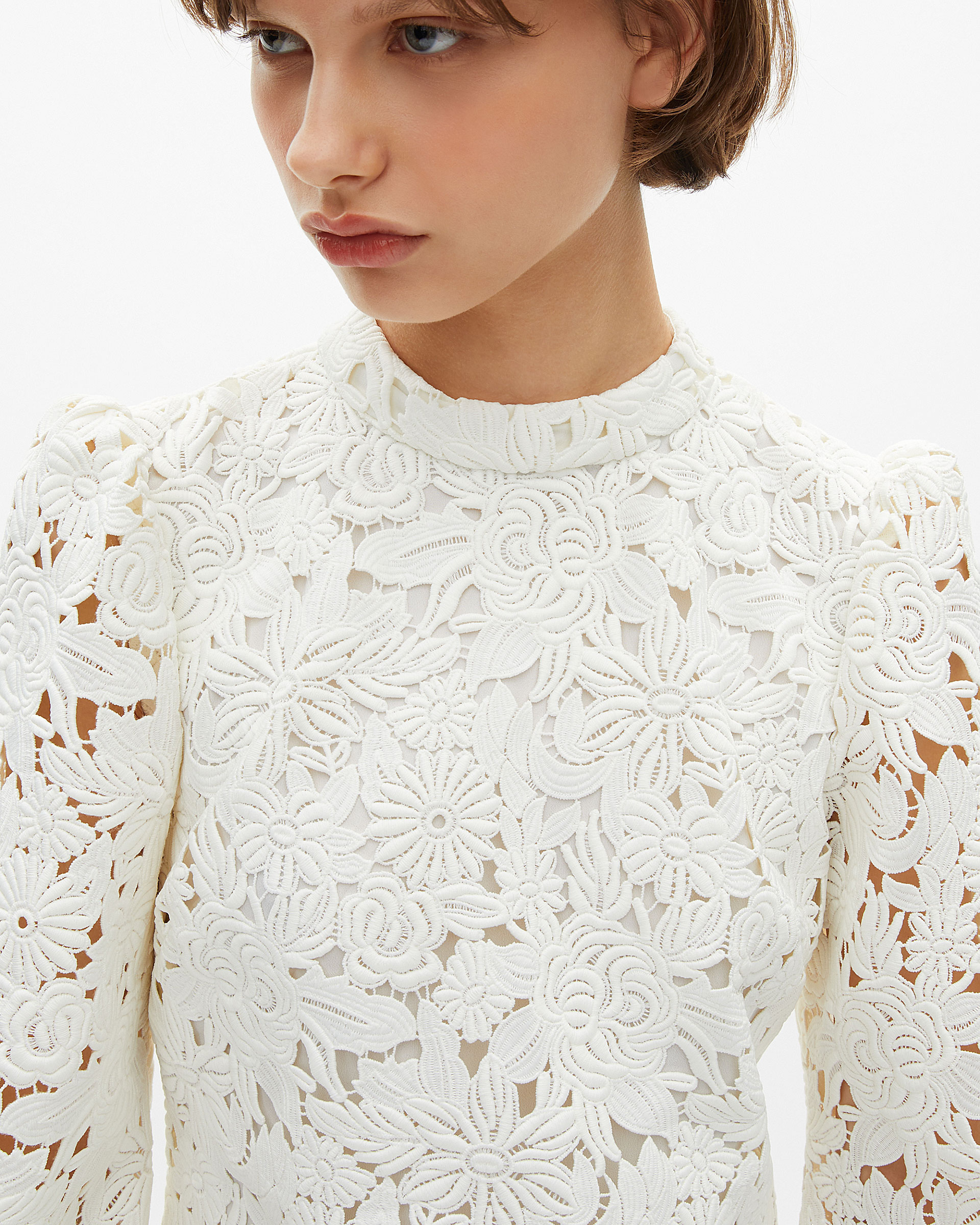 Short dress in ecru floral lace