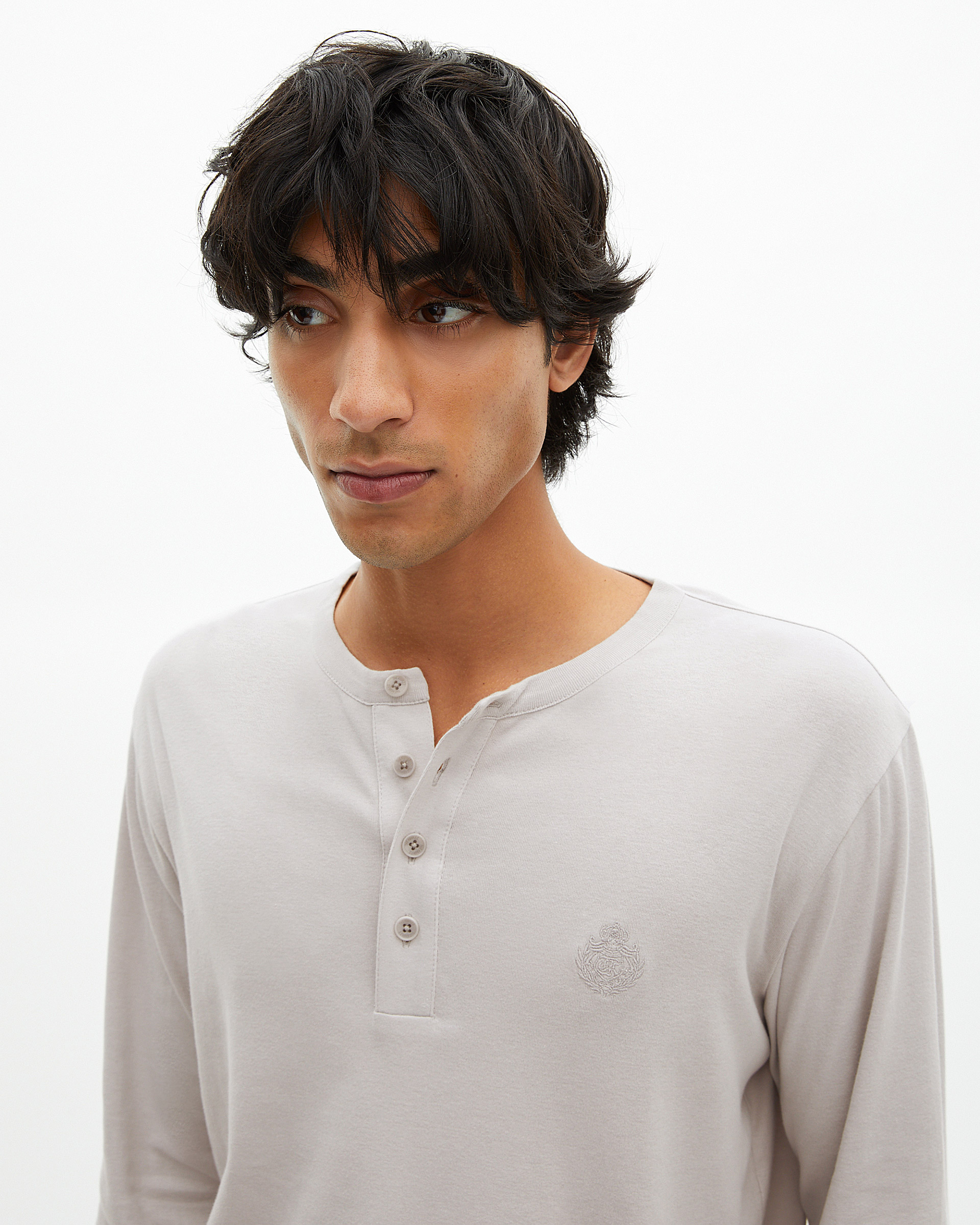 Long-sleeved t-shirt with gray crest