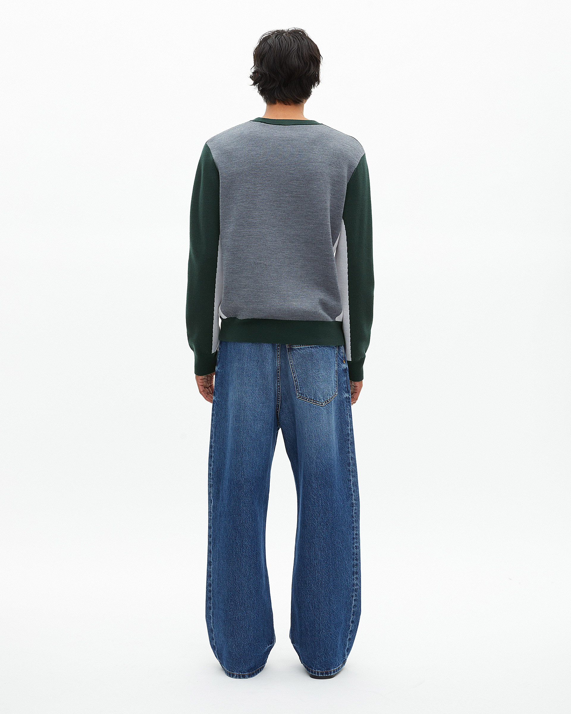 Sweater with contrasting dark green colors