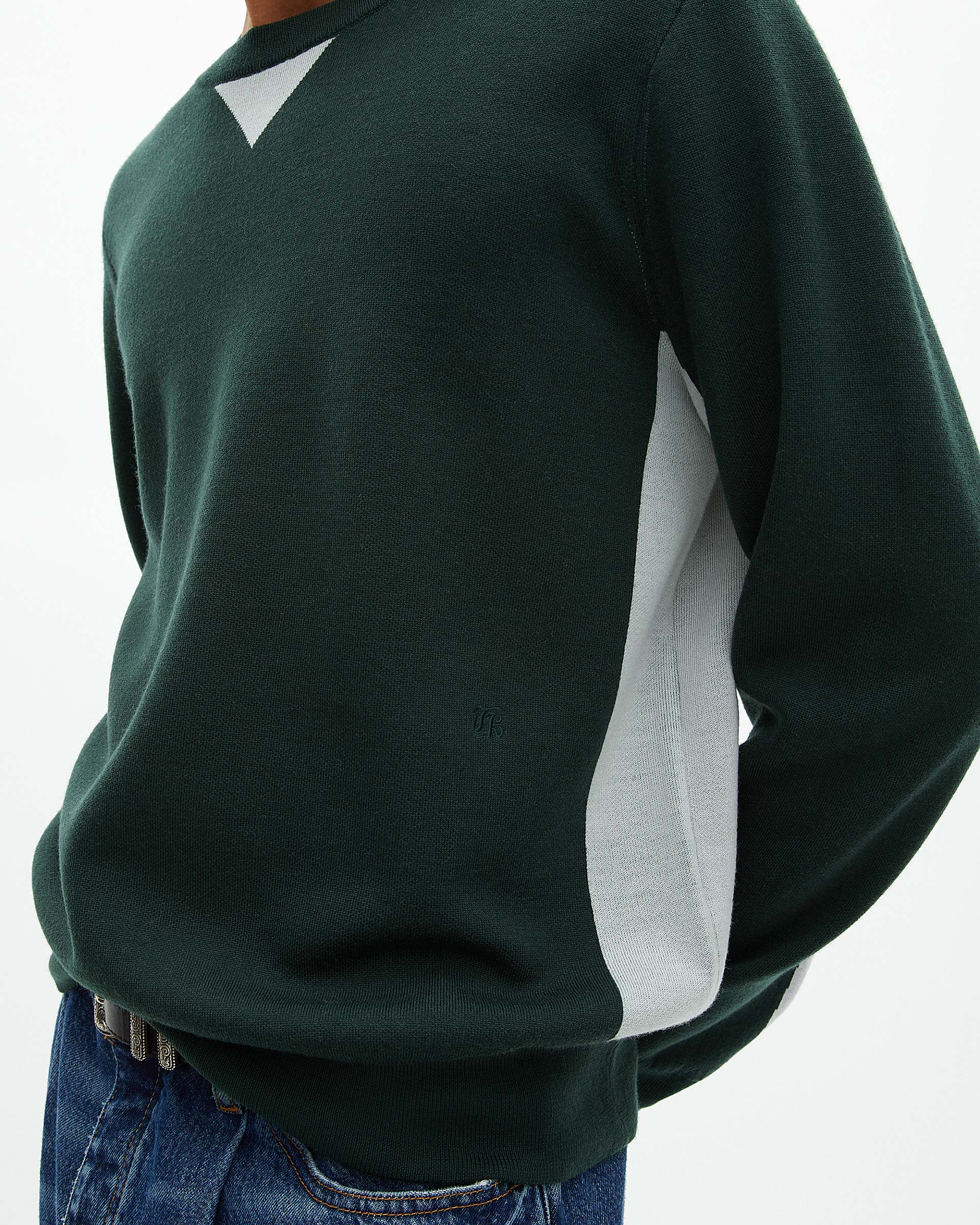 Sweater with contrasting dark green colors
