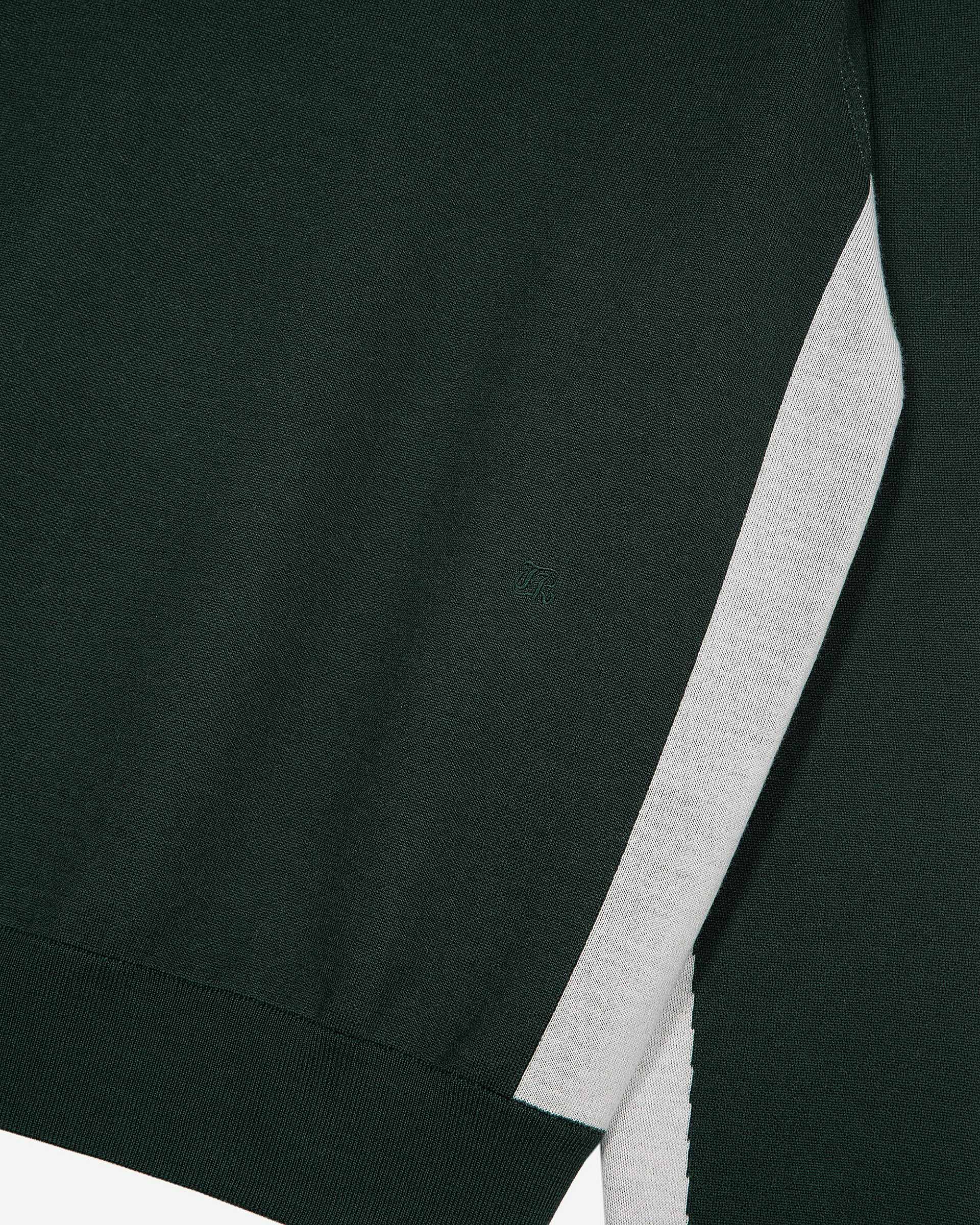 Sweater with contrasting dark green colors