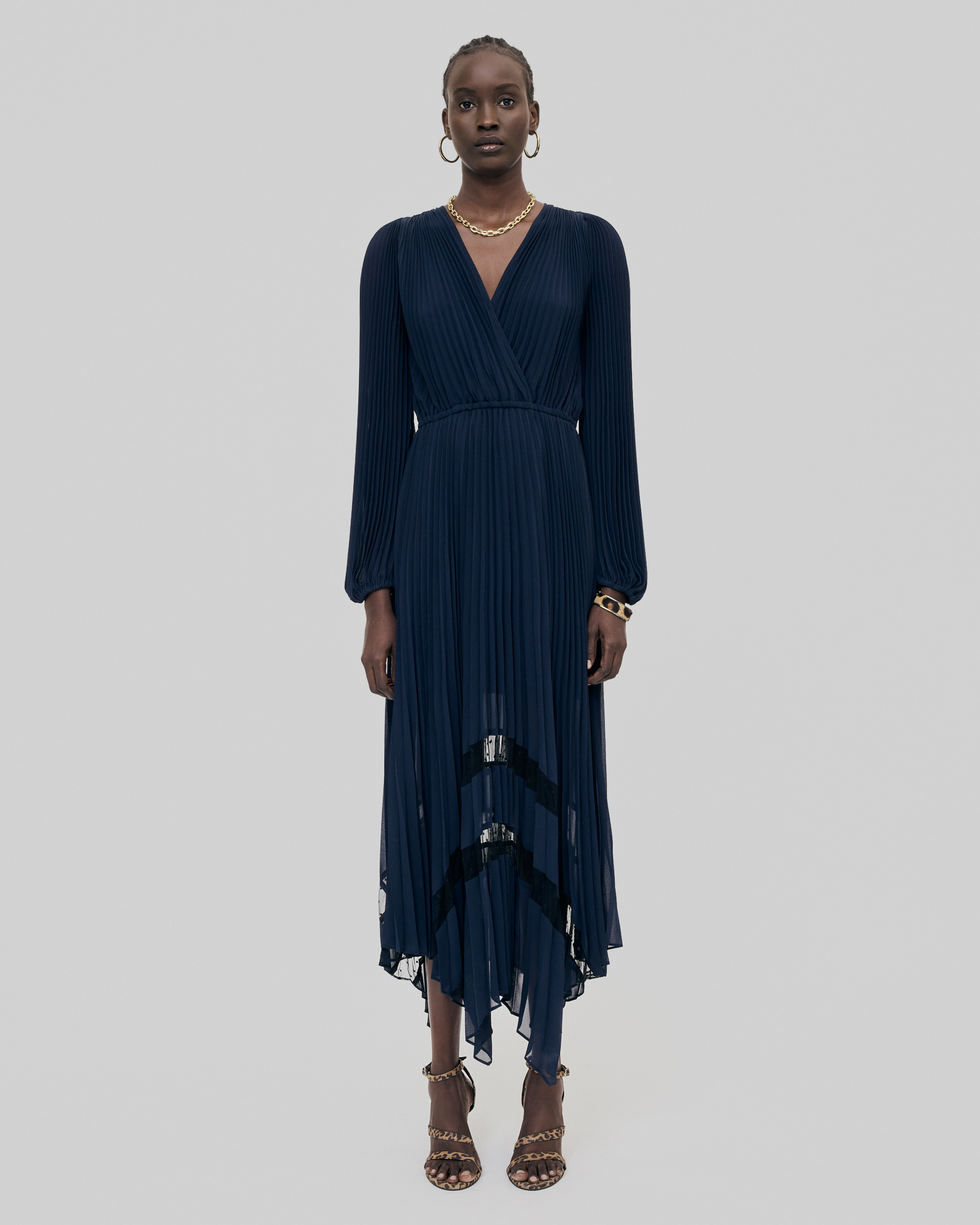Pleated long dress with navy blue lace