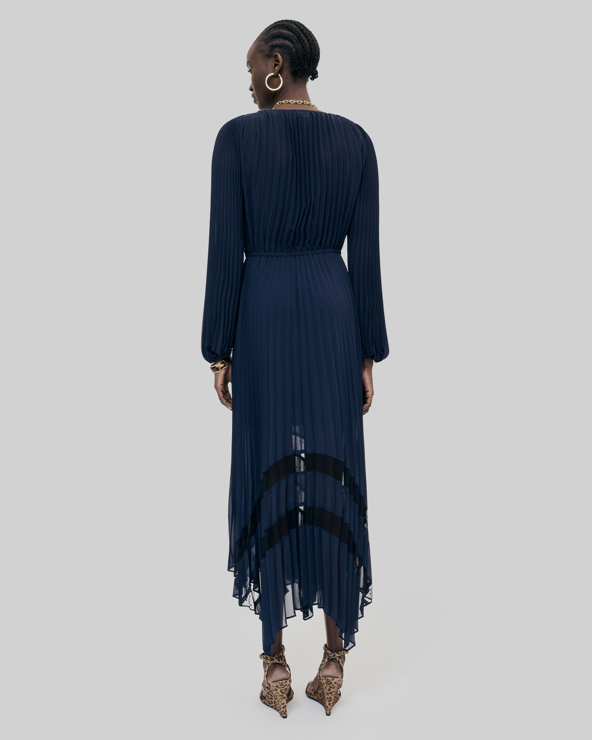 Pleated long dress with navy blue lace