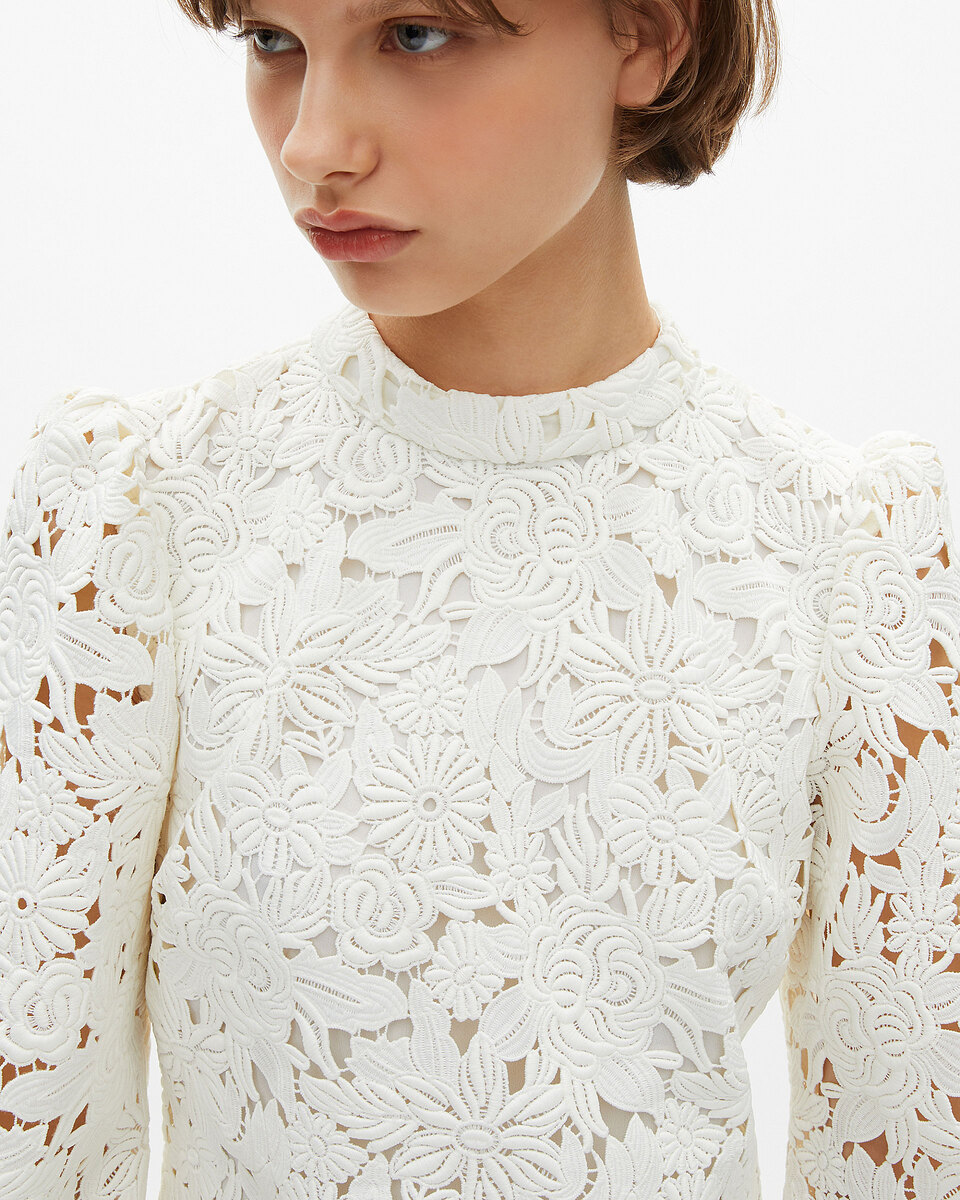 Short dress in ecru floral lace