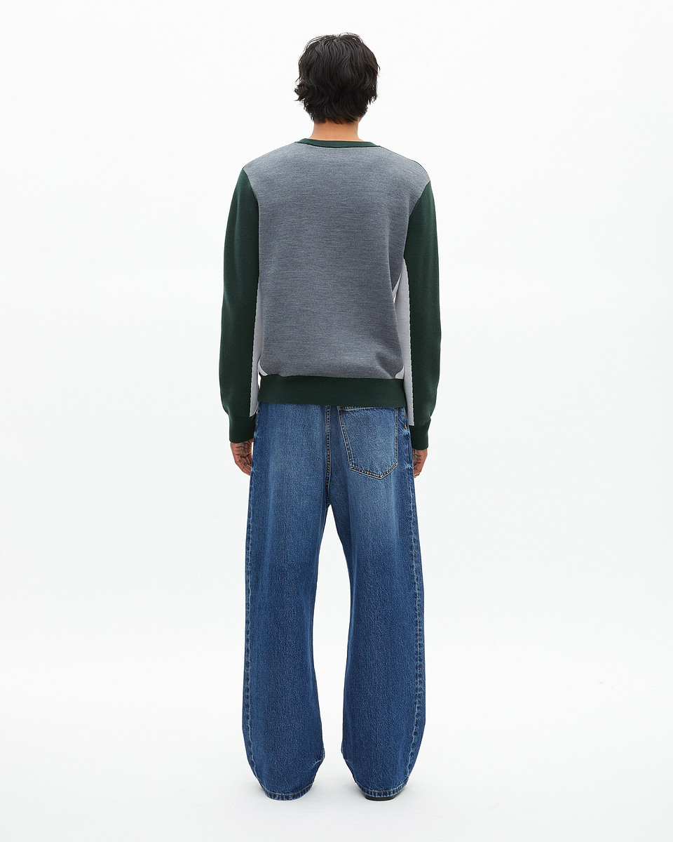 Sweater with contrasting dark green colors