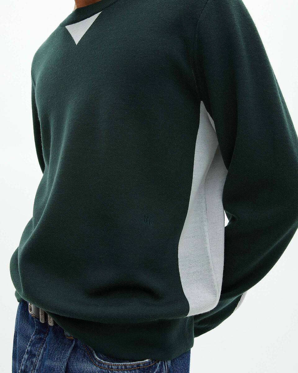 Sweater with contrasting dark green colors