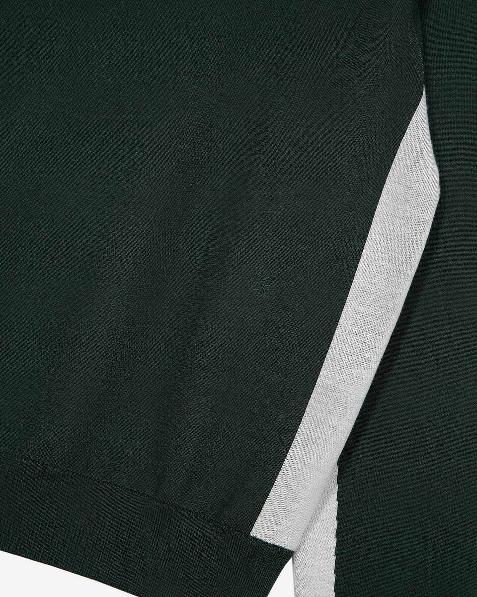 Sweater with contrasting dark green colors
