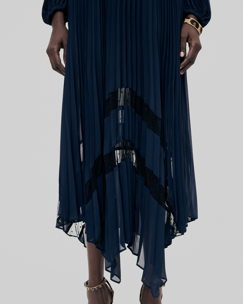 Pleated long dress with navy blue lace