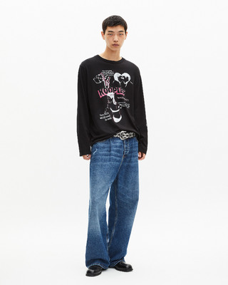 Long-sleeved t-shirt with black screen printing