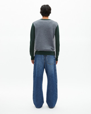 Sweater with contrasting dark green colors