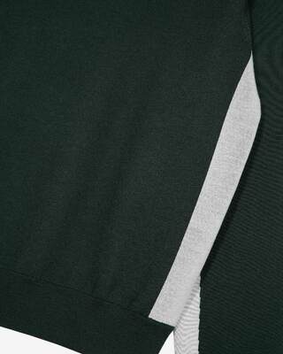 Sweater with contrasting dark green colors