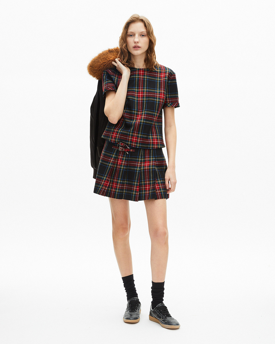 Short tartan skirt in red and black